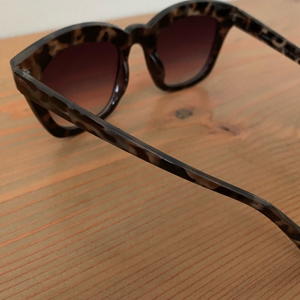 Tortoiseshell pattern sunglasses - Picture 2 of 3